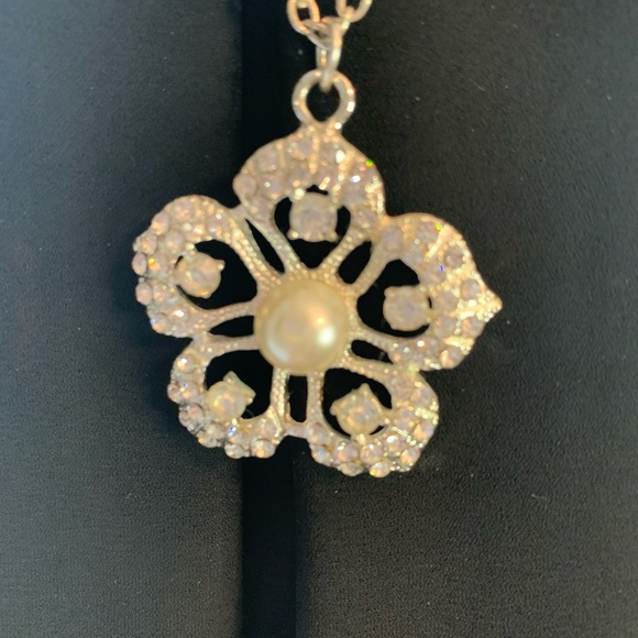 Pretty Flower Necklace - Picture 2 of 2